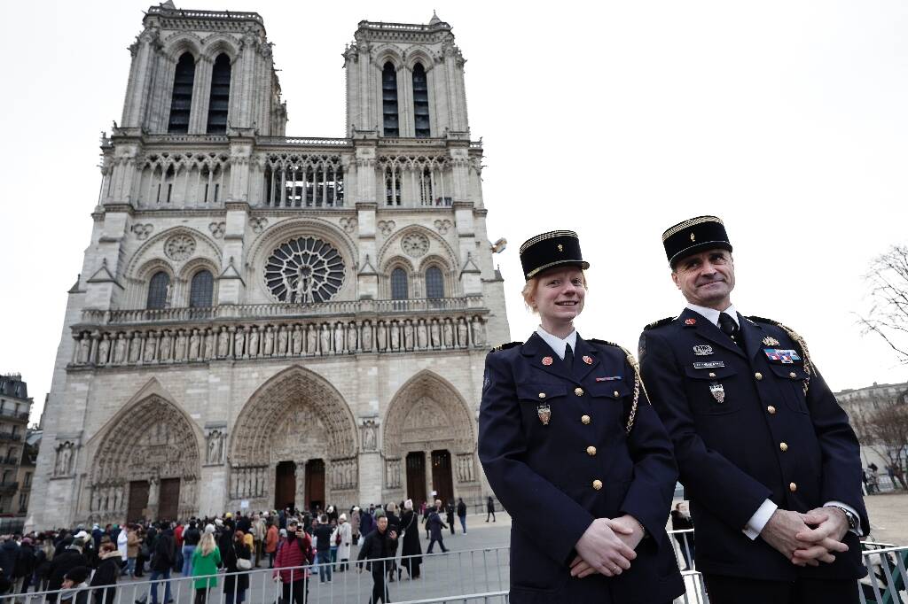 Cinq ans après avoir vécu "hors du temps", les pompiers reviennent émus à Notre-Dame