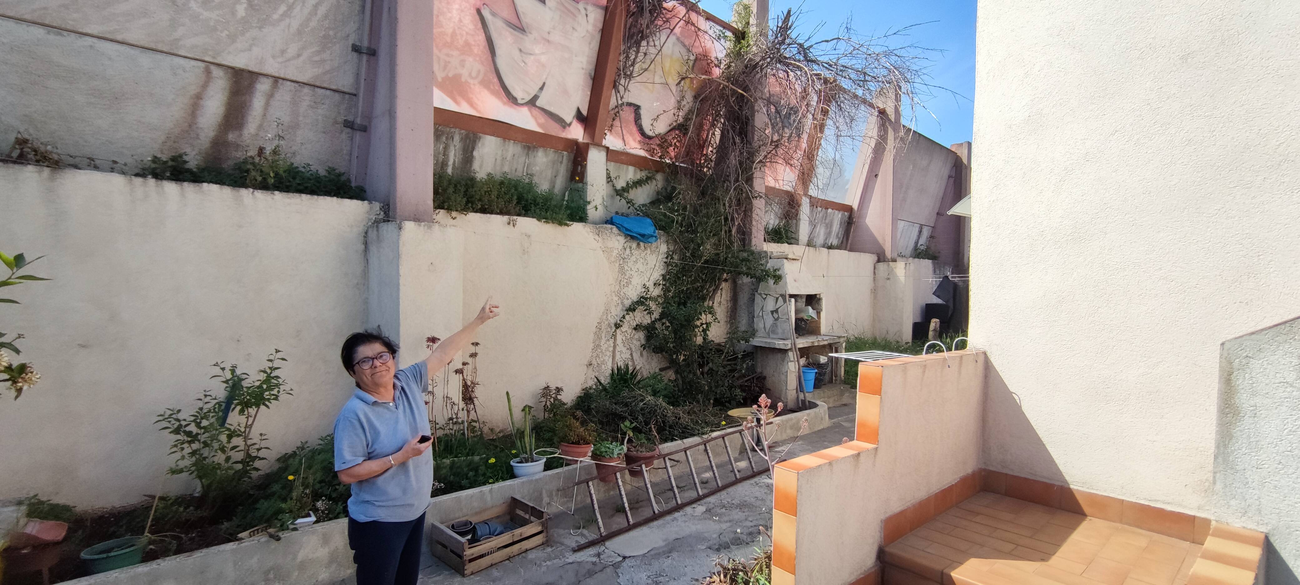 Elle vit à proximité de l'autoroute A57 et attend avec impatience le nouveau mur anti-bruit