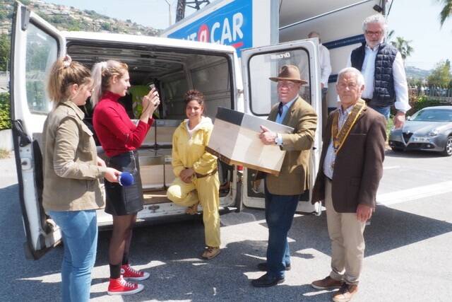 Une famille d'apiculteurs a perdu une partie de ses ruches lors de la Tempête Alex, le Rotary Club lui en offre des nouvelles