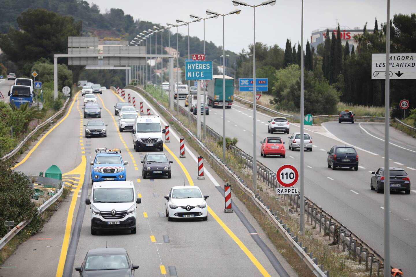 Le projet consiste à passer à 2x3 voies entre le carrefour des Oliviers (extrémité Est du tunnel de Toulon) et l’échangeur de Pierre Ronde.