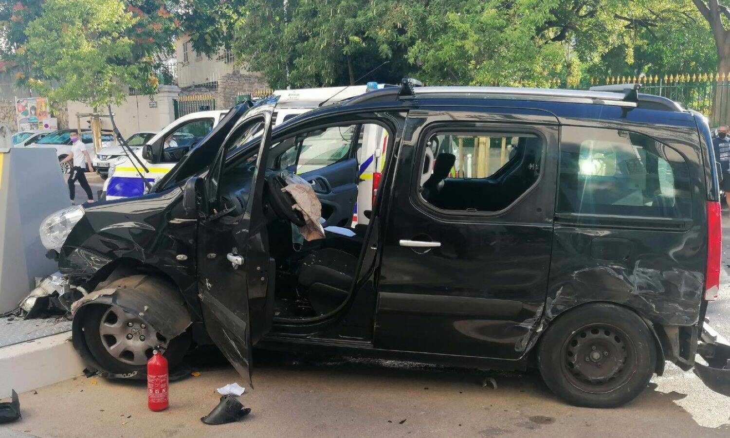 Il heurte une voiture, se lance dans une course-poursuite avec la police et tue une septuagénaire: le chauffard multirécidiviste condamné