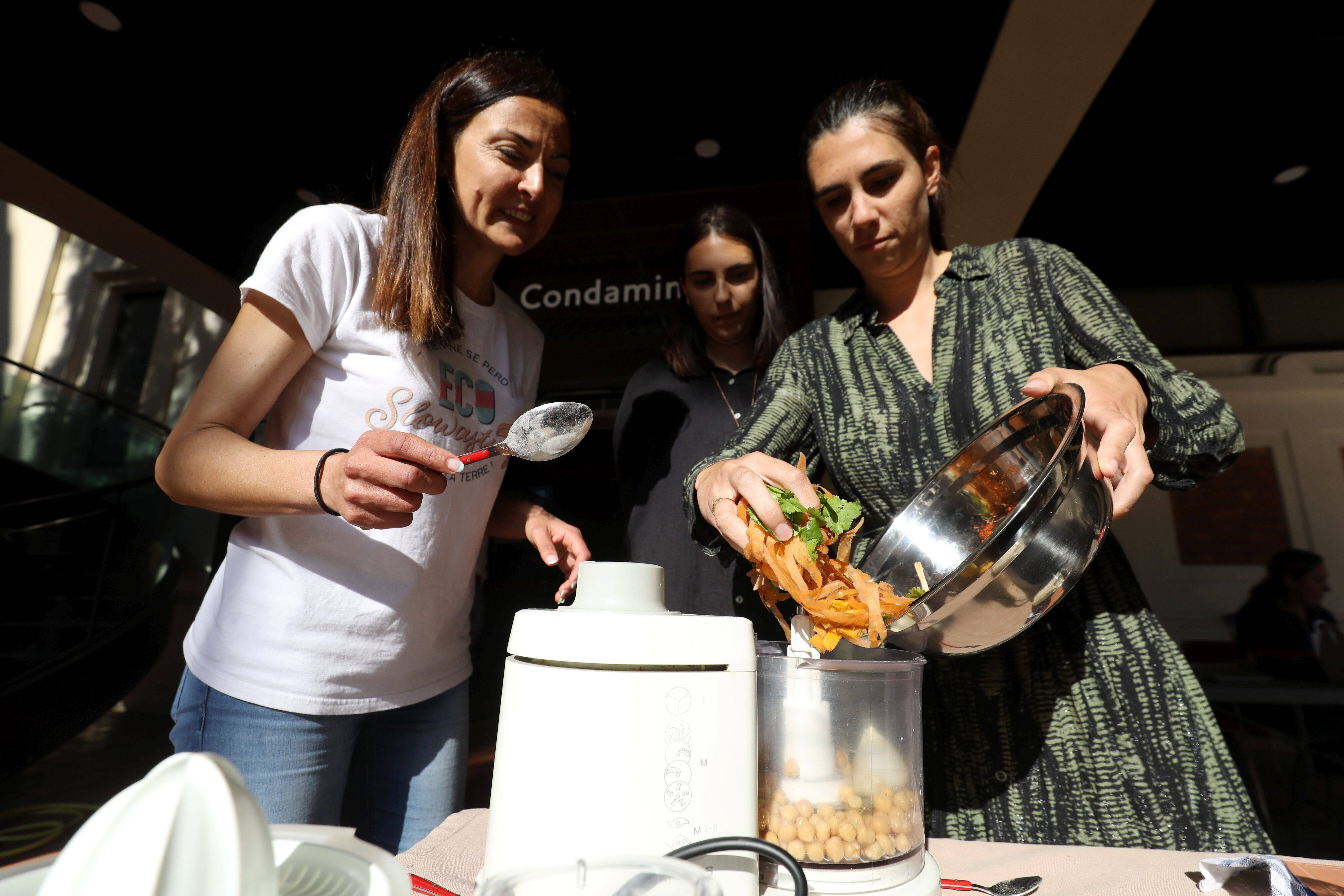 Apéritifs et goûters à partir d'épluchures, ça vous tente? Voici deux délicieuses recettes anti-gaspi d'une Azuréenne