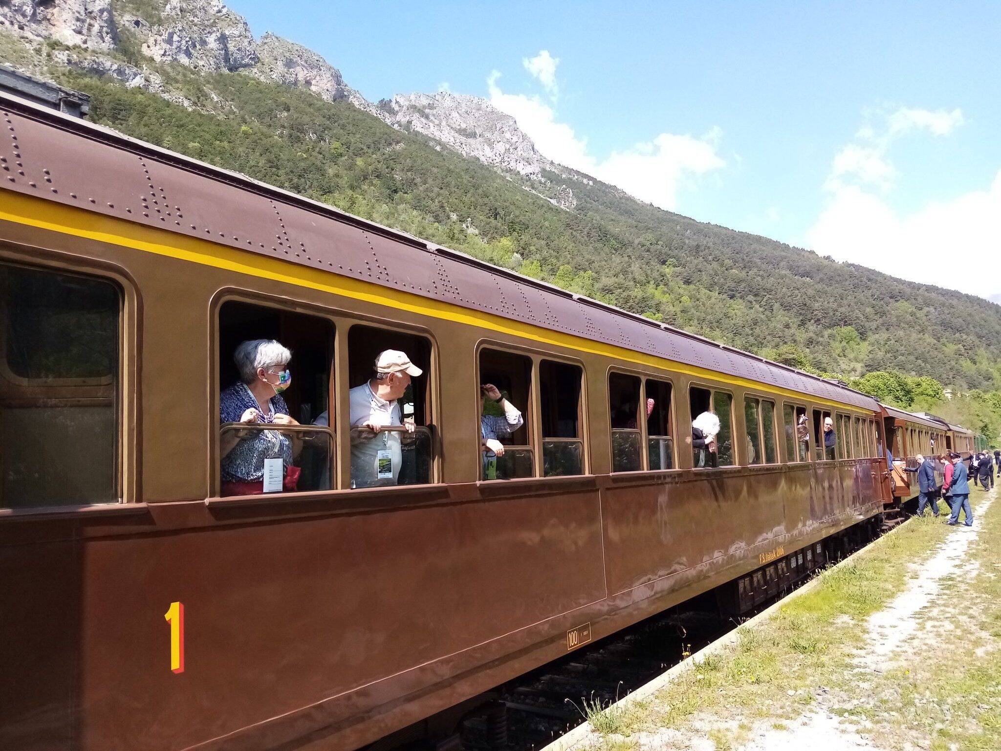 Celebra la riapertura della tratta Nizza-Cuneo fermandosi al Braille-sur-Roya, storico treno italiano degli anni ’30.