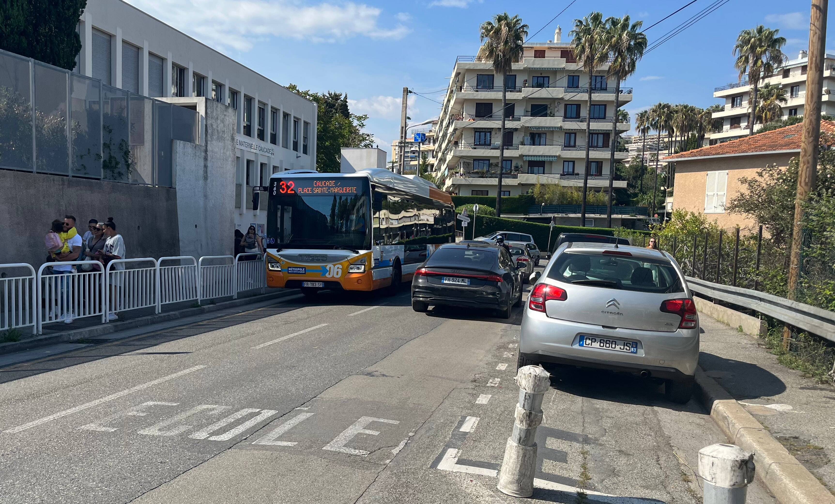 "Je retrouve une voiture dans mon jardin": les riverains d'un quartier de Nice-Ouest exaspérés par les incivilités des automobilistes