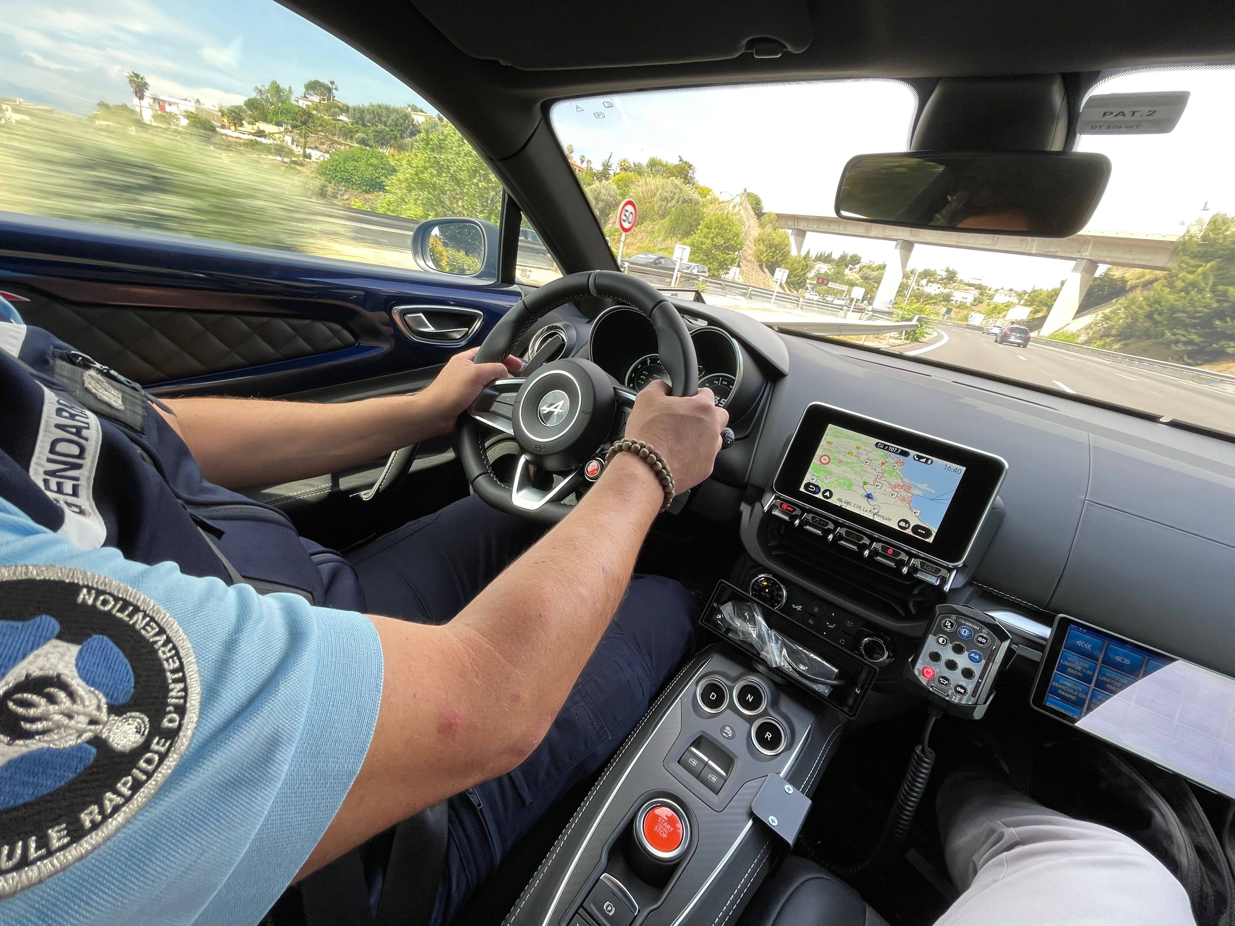 Traque aux excès de vitesse sur l'A8: on a embarqué à bord de la nouvelle Alpine des gendarmes
