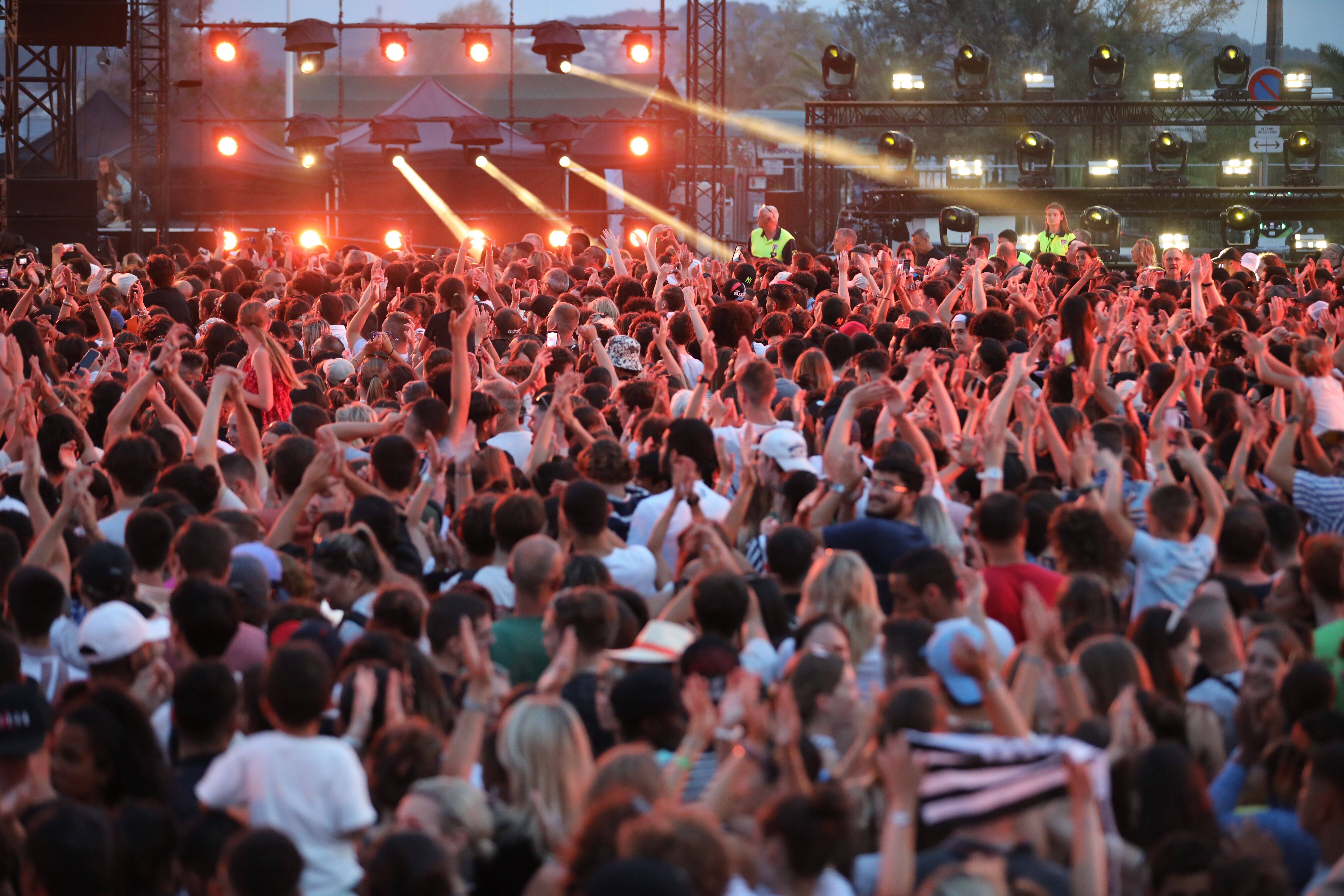 Un homme écroué, 20 victimes et des questions: ce que l'on sait des suspicions de piqûres au concert de Toulon vendredi soir