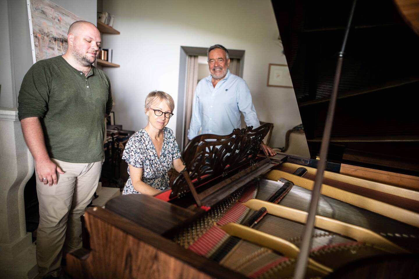 Antoine Deckeur, Raminta Neverdauskaité et Mir Nézam autour du piano.