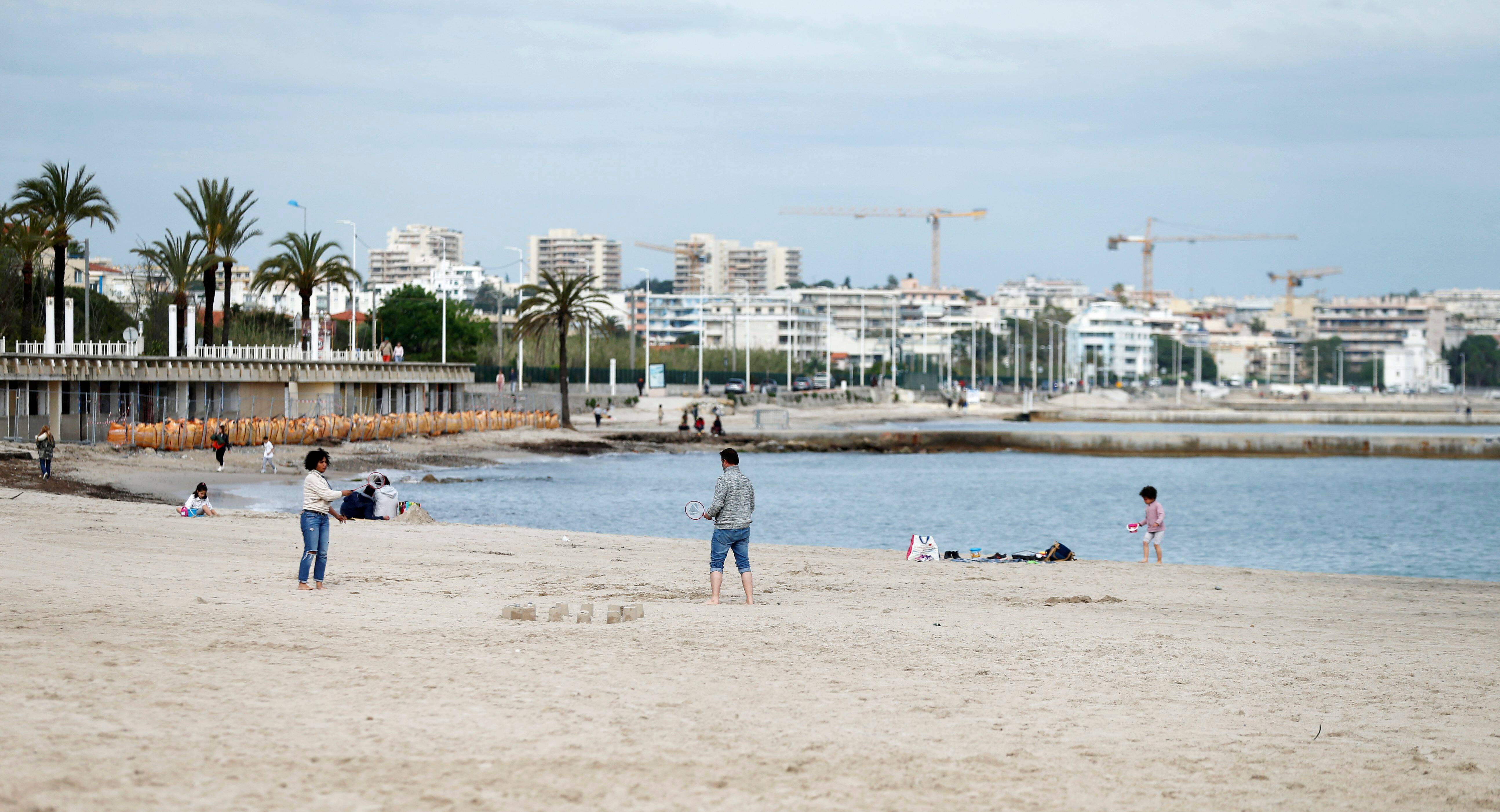 Mais d'où vient cette mauvaise odeur sur la plage du Midi à Golfe-Juan?