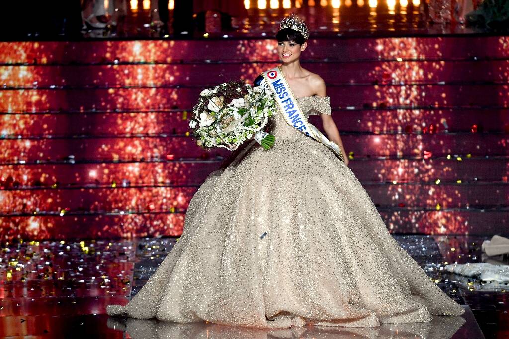 Comparée à des célébrités, la Miss France 2024 aux cheveux courts revendique la "diversité" de la femme