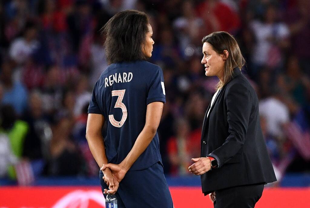 Bleues: la sélectionneuse de l'équipe de france corinne diacre face à l'insoutenable pression de ses cadres