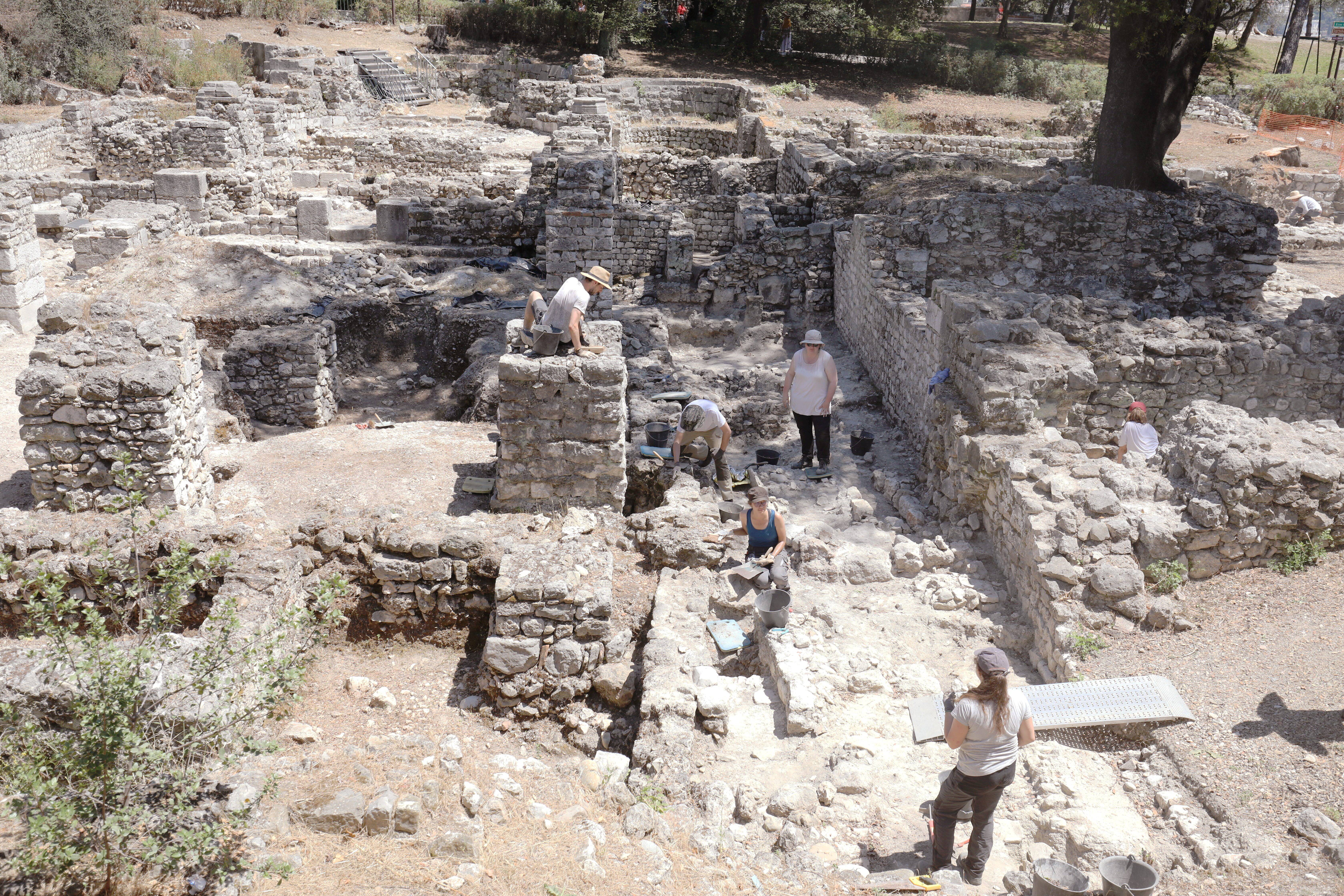 "Sous les pieds des Niçois il y a un monde incroyable": on a visité les fouilles archéologiques de la colline du Château à Nice