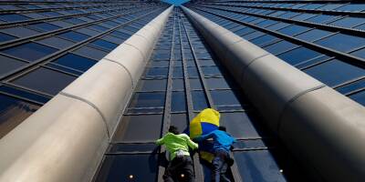 Deux grimpeurs escaladent à mains nues et sans sécurité la tour Montparnasse en soutien à l'Ukraine