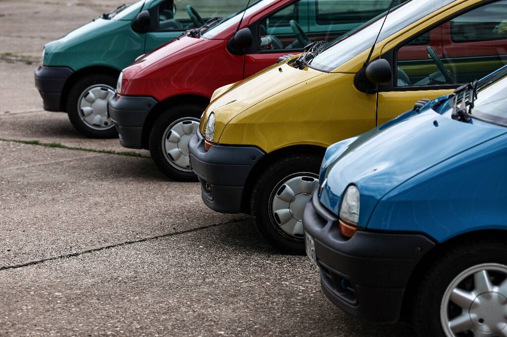 "Elle a une bonne bouille": des passionnés de Twingo rassemblés en Lorraine pour ses 30 ans
