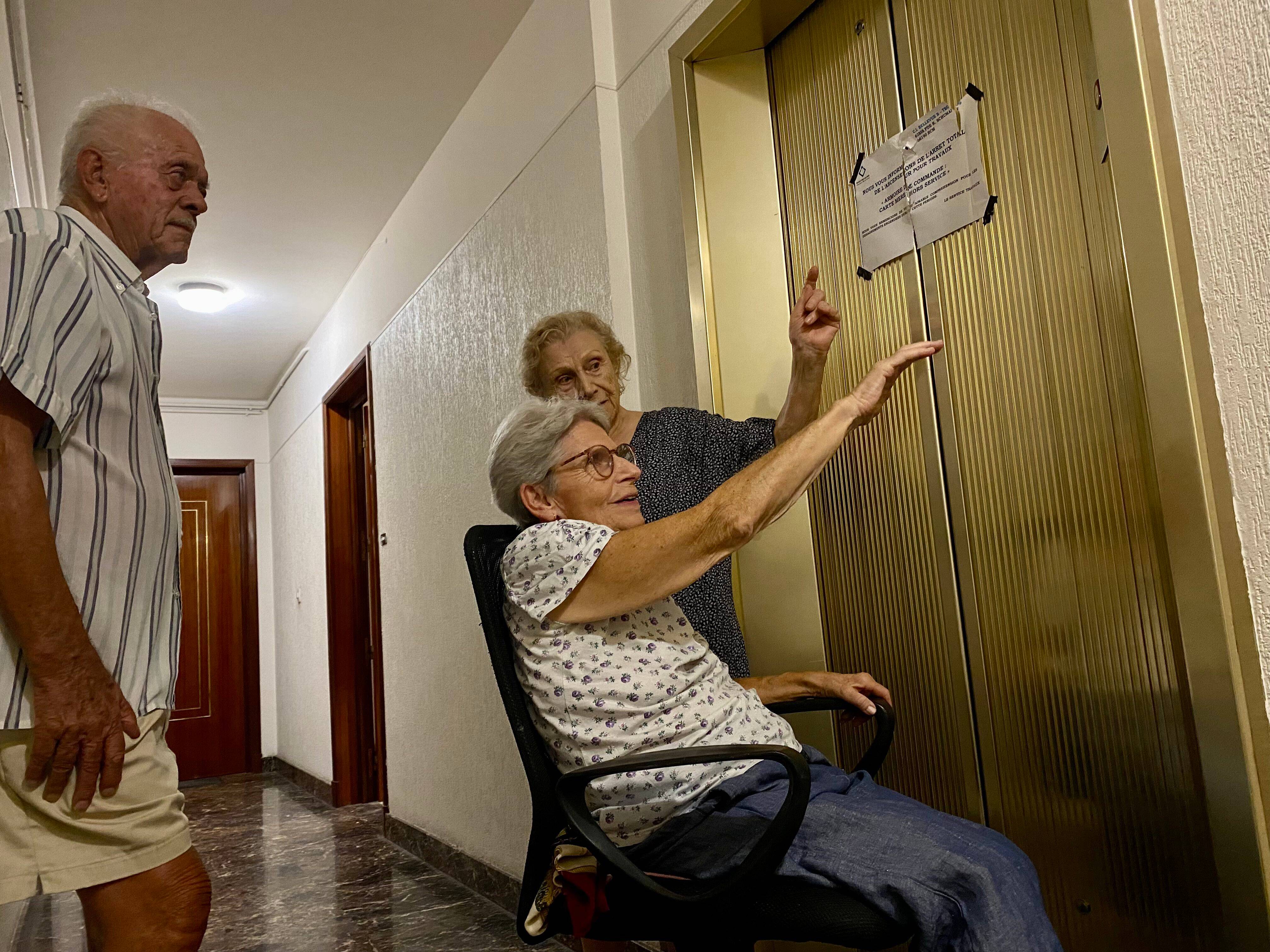 Des personnes âgées, une dame en fauteuil... Vent de révolte dans une résidence privée d'ascenseur depuis deux mois à Roquebrune