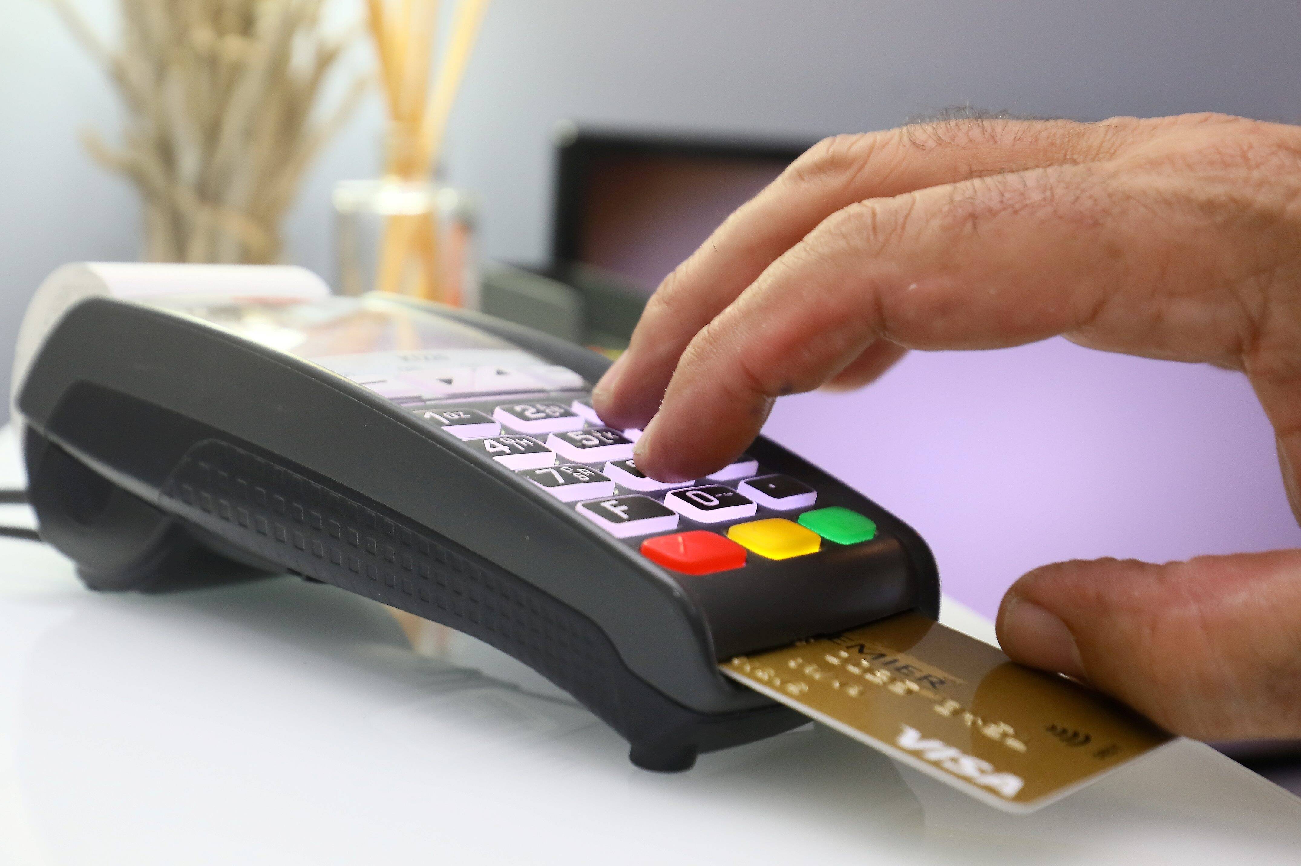 Les escrocs subtilisent le terminal de paiement et le remplacent par un autre: cette nouvelle arnaque apparue dans des restaurants de la Côte d'Azur