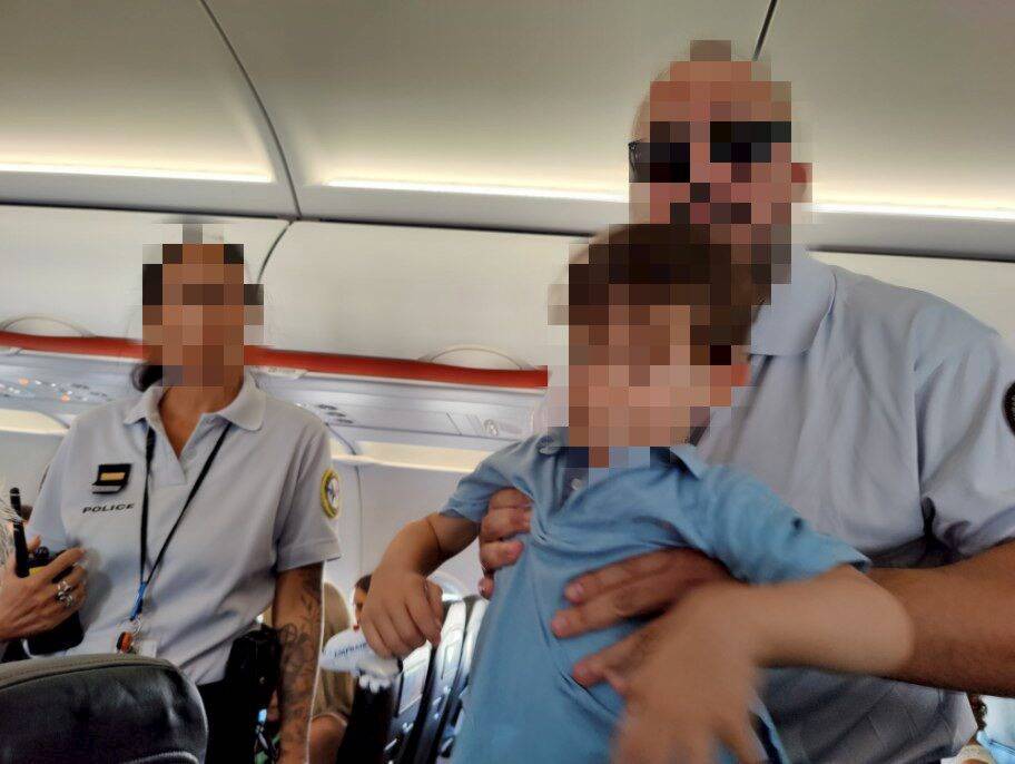 La colère d'un père expulsé par la police d'un vol Easyjet avec son fils de 3 ans à cause d'une place vide