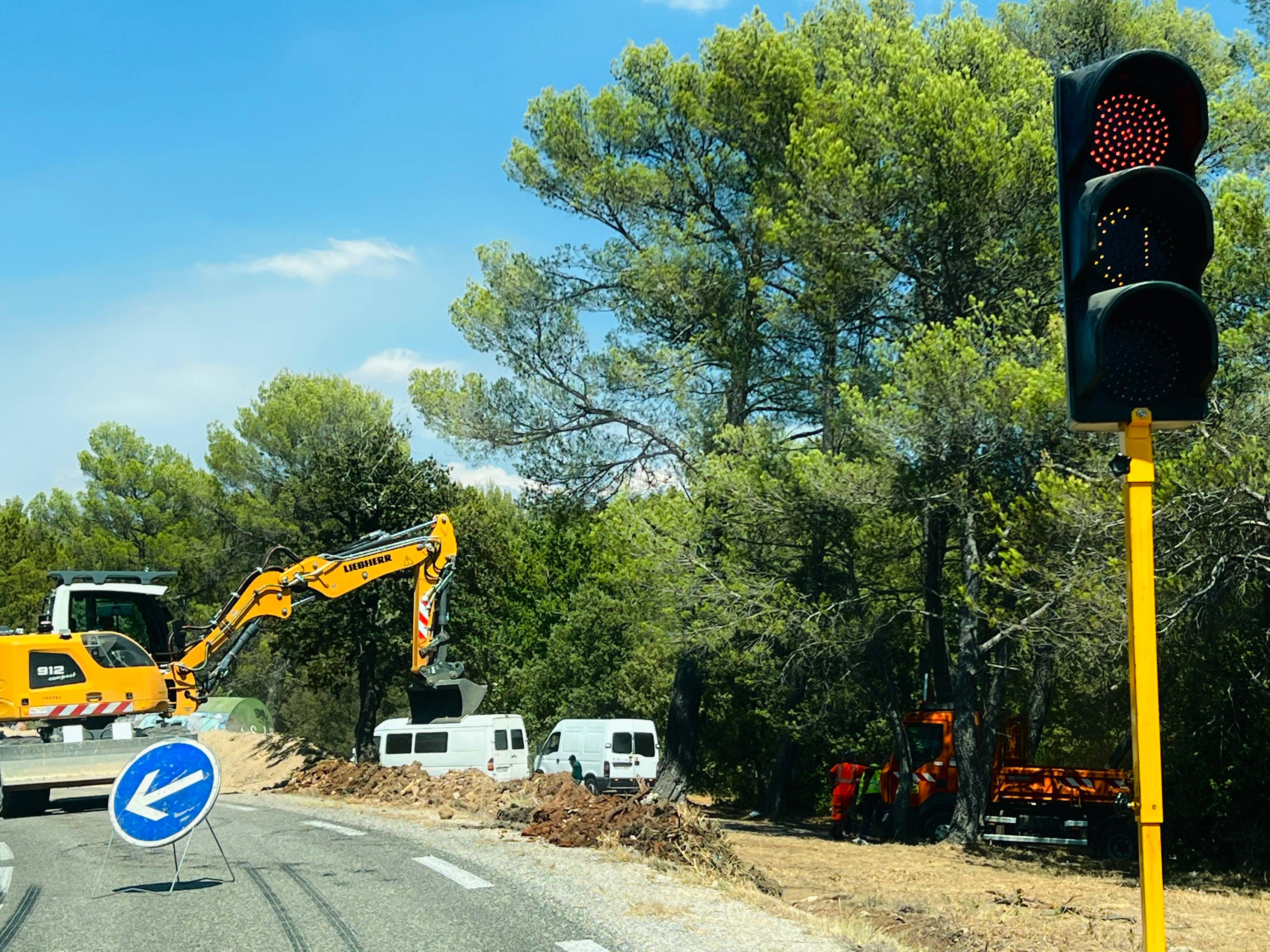 Des gens du voyage s'installent dans une zone naturelle du Var en pleine forêt, les tentatives d'expulsion restent vaines
