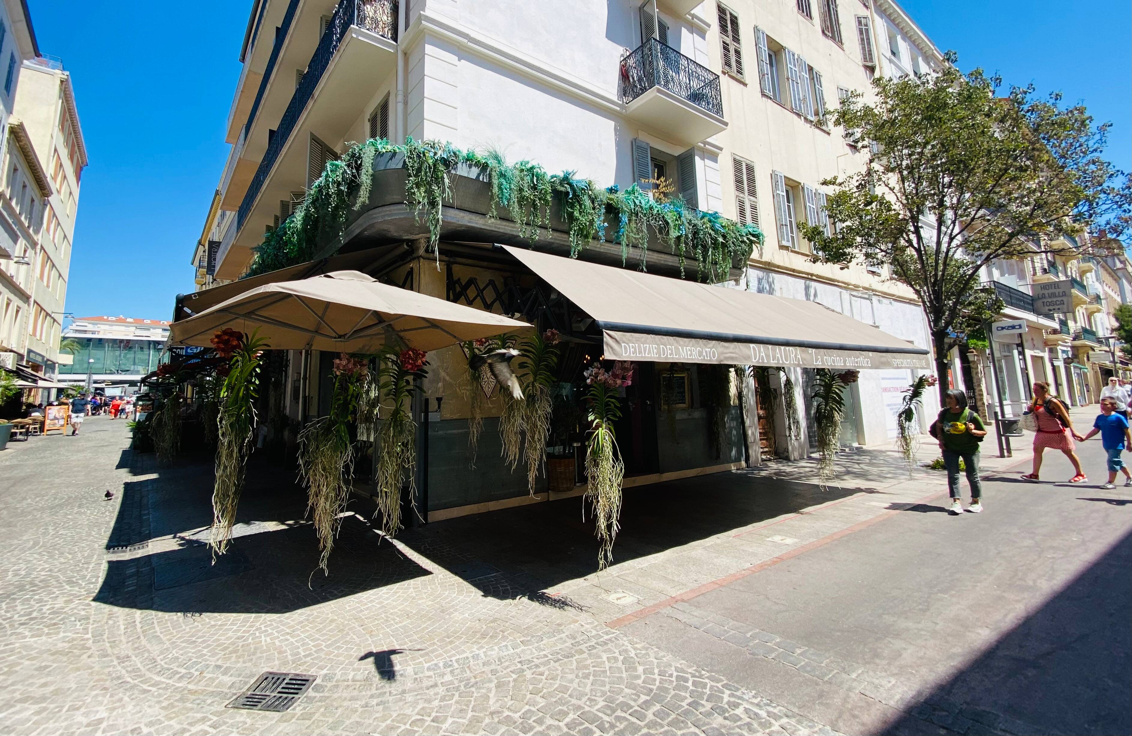 Pourquoi le restaurant "Da Laura", véritable institution à Cannes, est sanctionné par la mairie qui le prive de terrasse en plein mois d'août