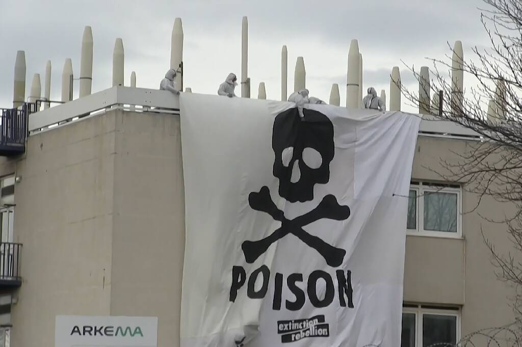 Des centaines de militants s'introduisent sur un site d'Arkema dans le Rhône pour dénoncer la pollution aux perfluorés