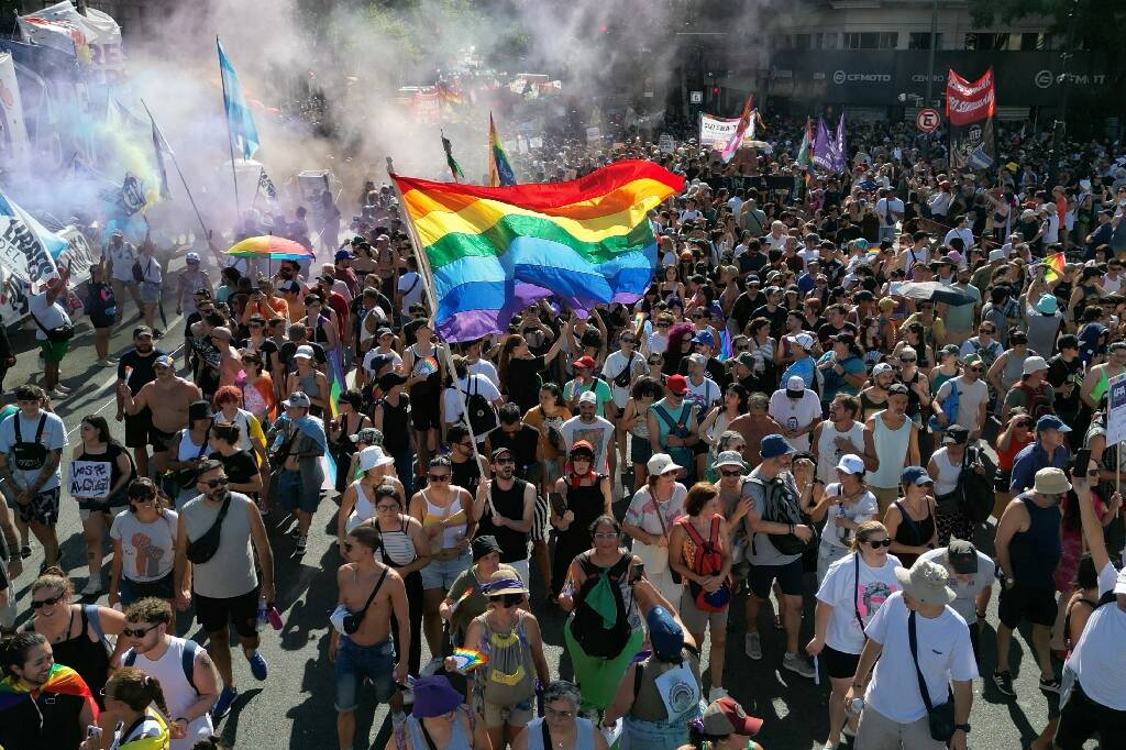 Des milliers d'Argentins manifestent contre le président Javier Milei pour défendre le féminisme, l'homosexualité et les questions de genre