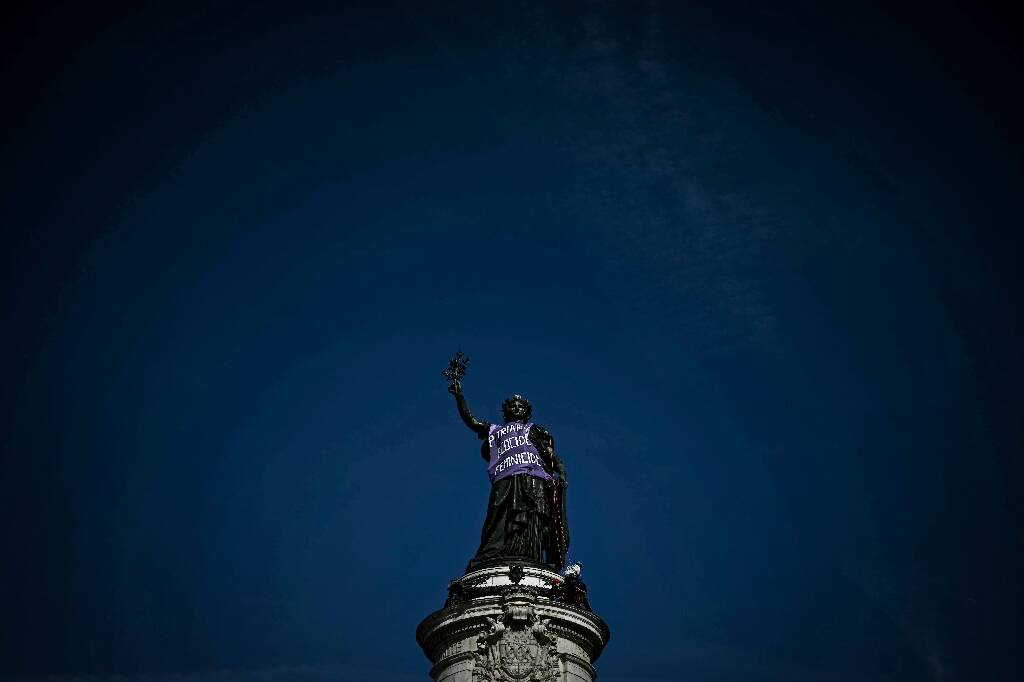 Des milliers de manifestants en France pour l'égalité femmes-hommes et contre le "masculinisme"