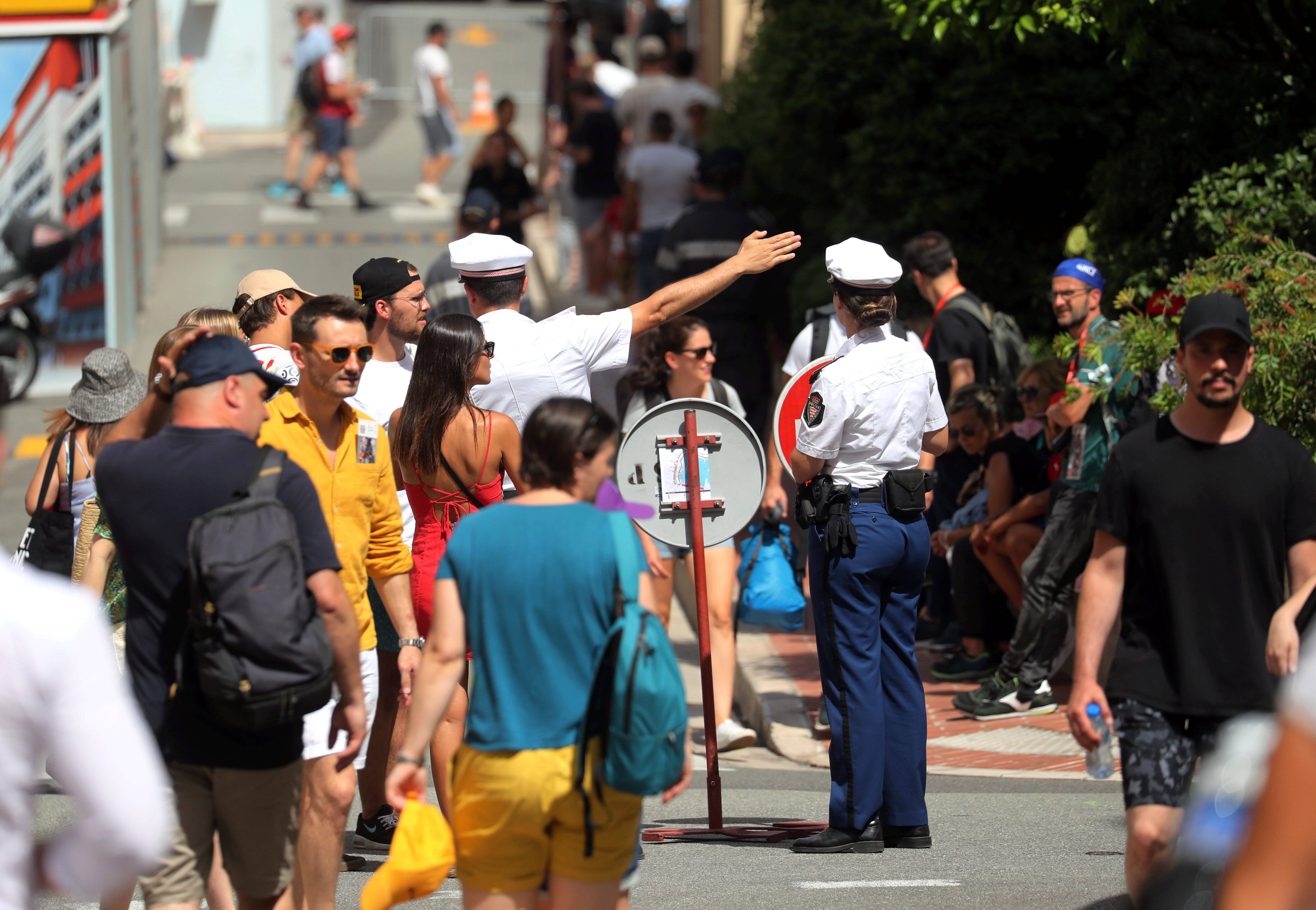 Il se rebelle contre trois policiers qui l'empêchent d'accéder au paddock du Grand Prix de Monaco et les envoie à l'hôpital