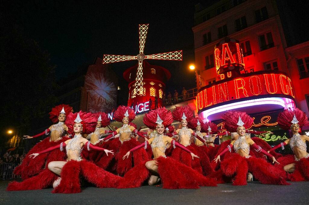 Quatorze mois après leur chute accidentelle, les ailes du Moulin Rouge tournent de nouveau