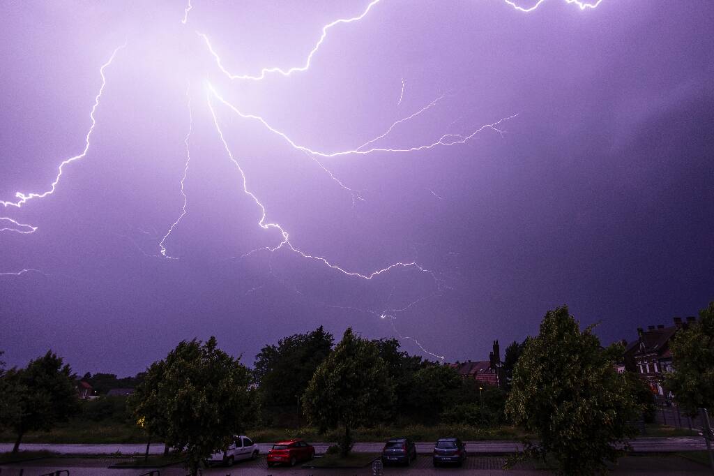 Orages: un homme meurt dans les Yvelines et une blessée grave à Paris