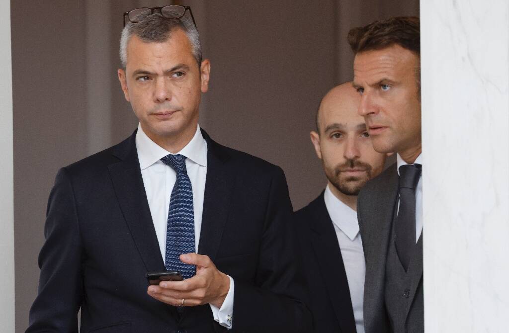 Après la mise en examen du secrétaire général de l'Elysée, les oppositions entre raillerie et demande de démission