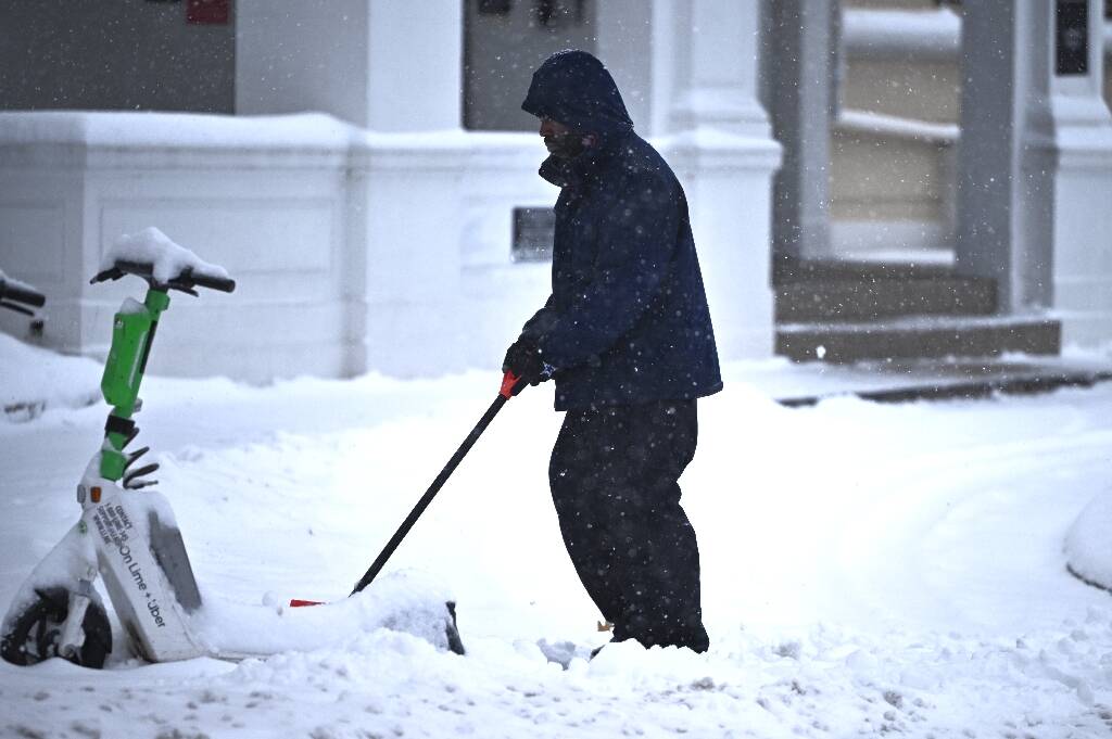 Le centre et l'est des Etats-Unis balayés par une tempête hivernale, Washington sous la neige