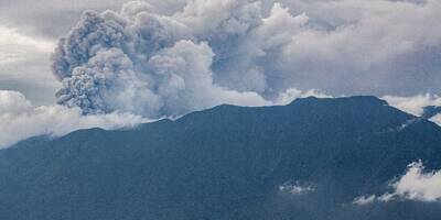 Eruption volcanique en Indonésie: des cendres à 3 km de haut, des randonneurs recherchés