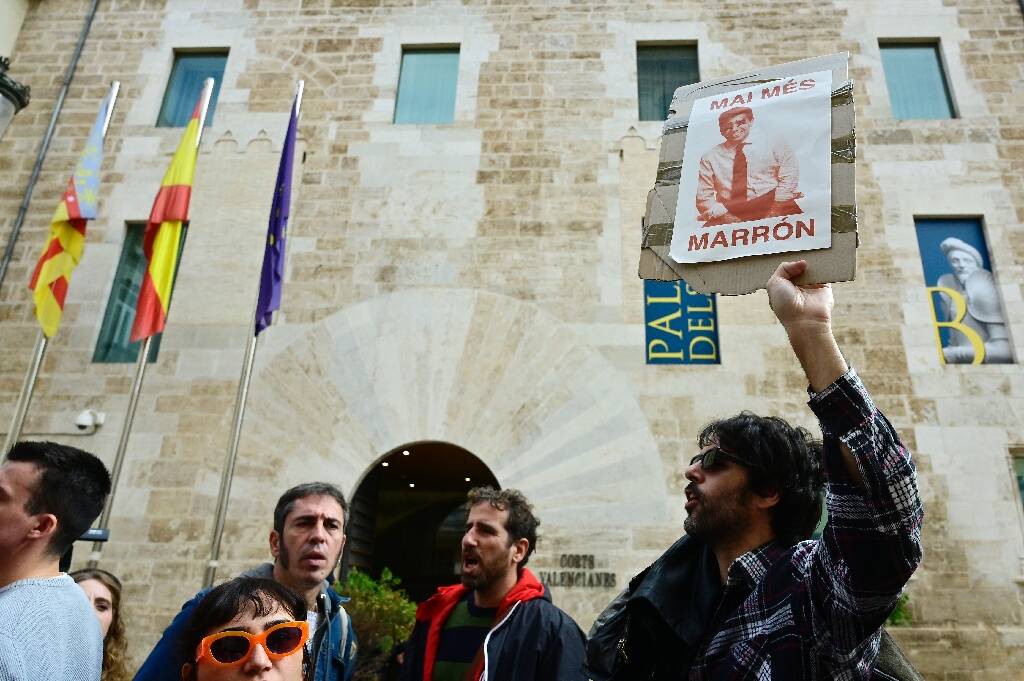 Inondations en Espagne: le président de région de Valence admet des "erreurs", mais refuse de démissionner