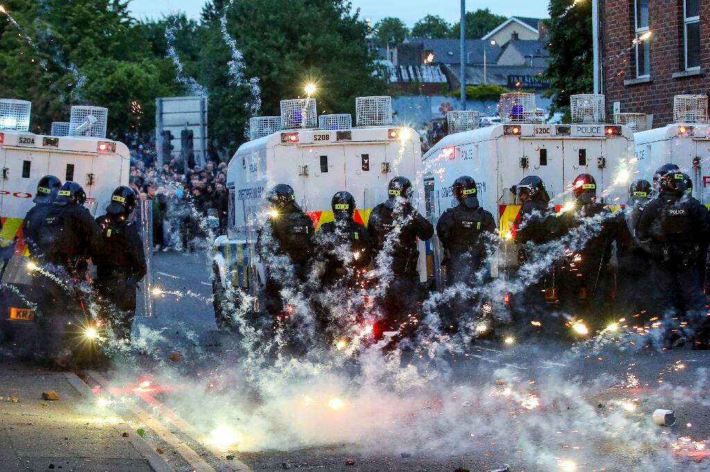 Violences en Irlande du Nord: des habitants étrangers contraints de se cacher, raconte la police