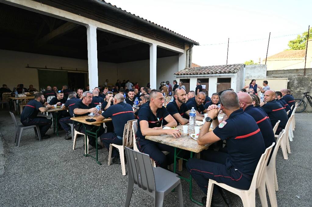 "Ils nous ont sauvé beaucoup de choses": dans l'Aude, les pompiers qui luttent contre l'incendie sont devenus les "héros des Corbières"