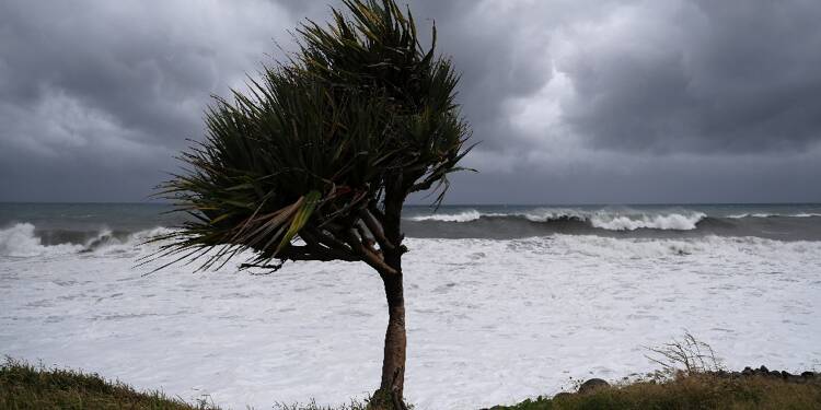 La Réunion craint un cyclone qui pourrait marquer l'histoire de l'île, aéroport fermé à 16h00