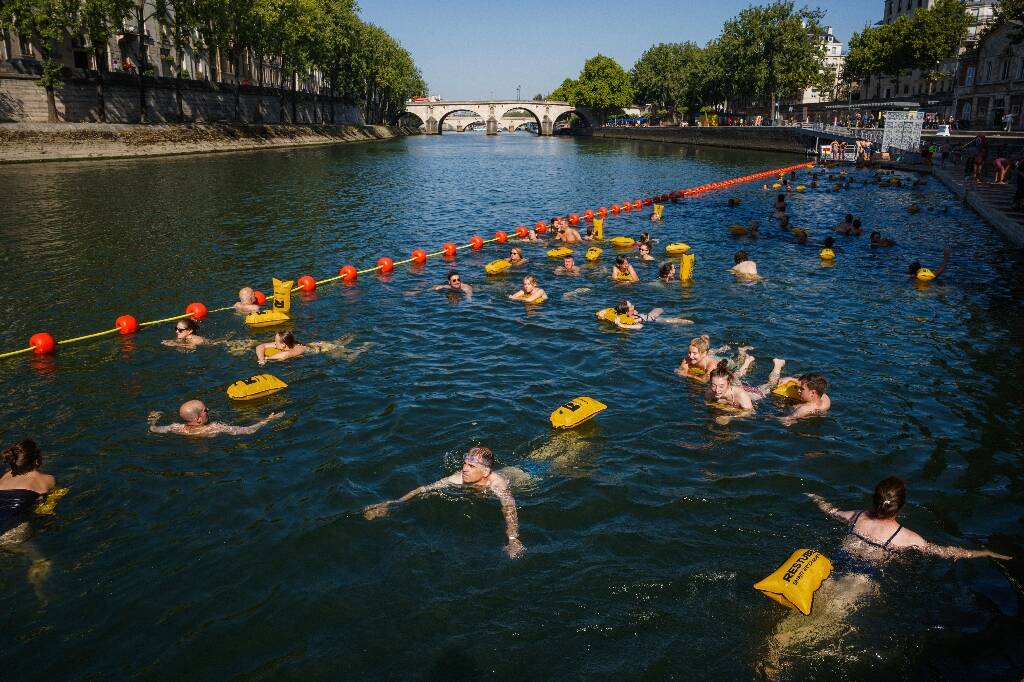 Canicule à Paris: barboter dans la Seine, "quelle aubaine" pour ces baigneurs