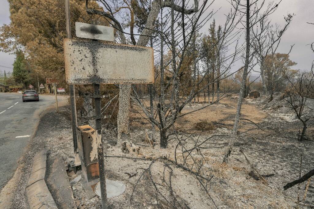 "Le combat continue": les pompiers sous tension à cause de la météo pour venir à bout de l'incendie monstre dans l'Aude