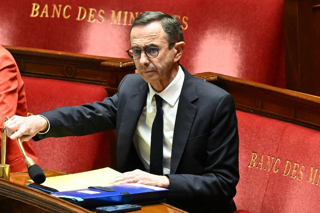 Propositions de loi sur l'immigration: au Sénat, deux textes LR pour donner à Bruno Retailleau les moyens de son action