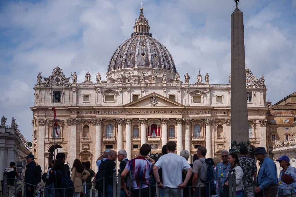 Les cardinaux emménagent au Vatican à la veille du conclave
