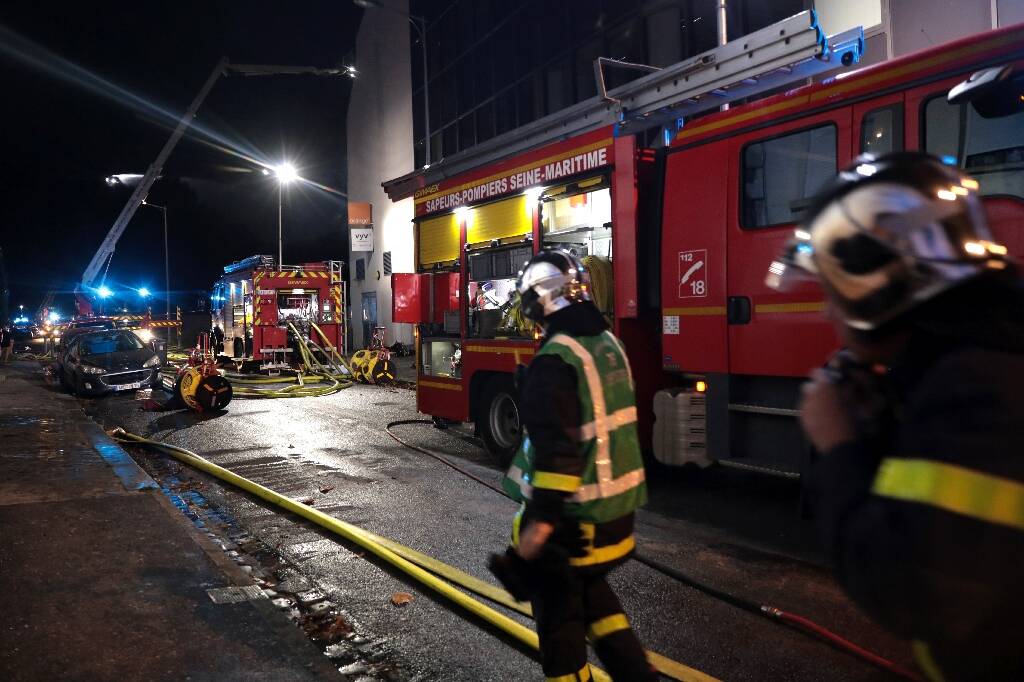 Deux Immeubles Désaffectés Ravagés Par Les Flammes à Rouen, Marquée Par ...