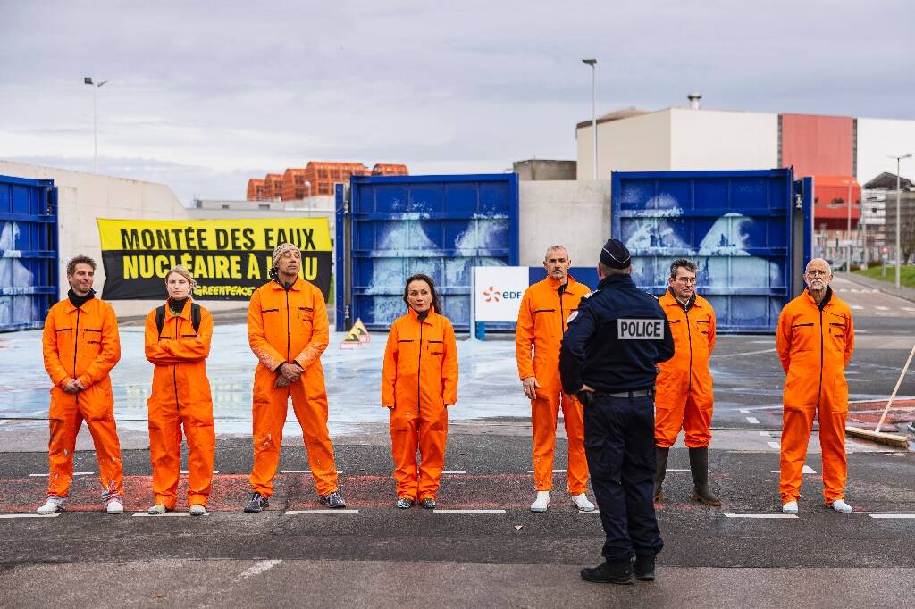 Des militants de Greenpeace s'introduisent dans la centrale nucléaire de Gravelines pour alerter sur le risque de submersion, deux enquêtes ouvertes