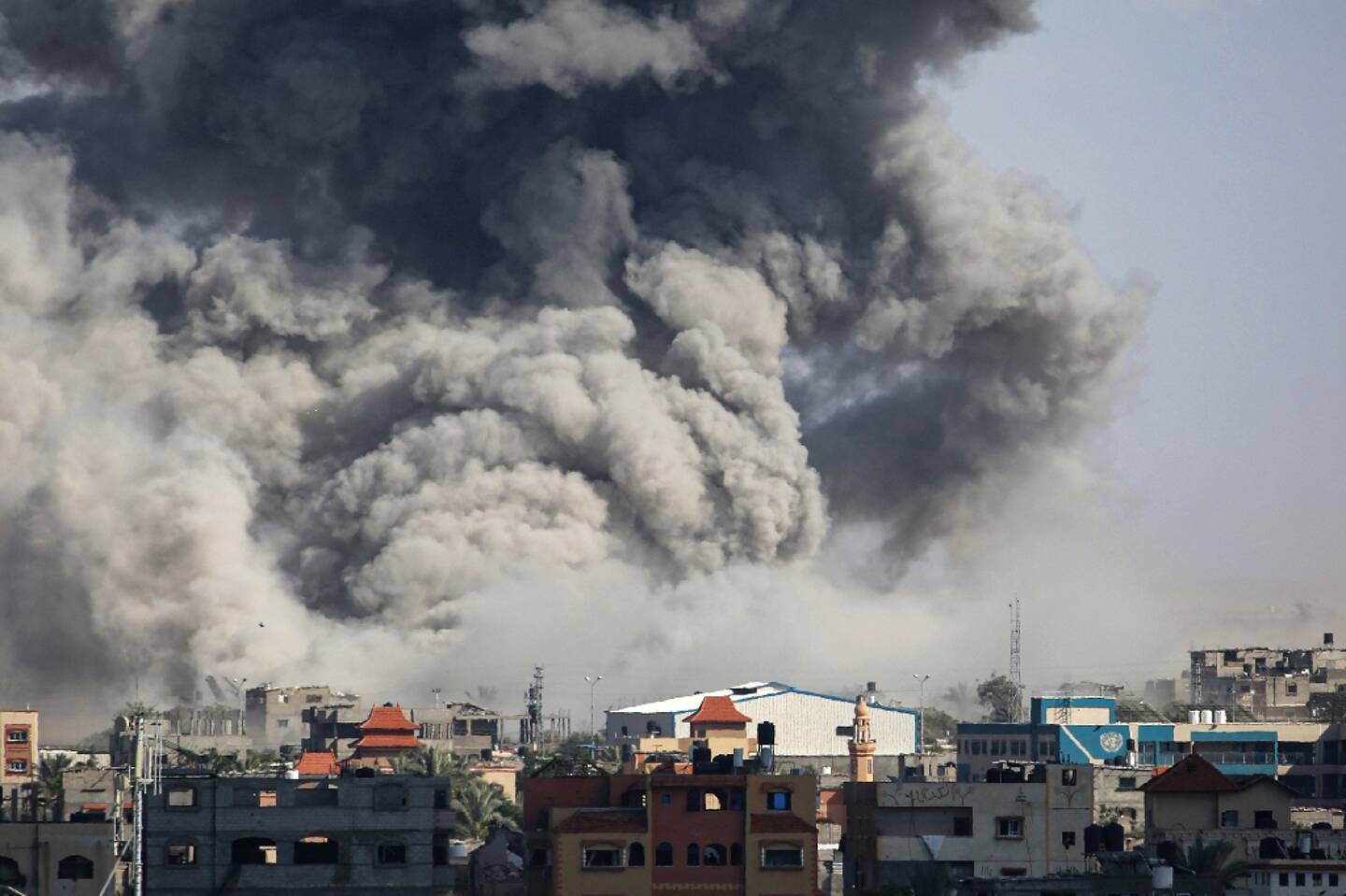 De la fumée s'élève après un bombardement israélien à Rafah, dans le sud de la bande de Gaza, le 6 mai 2024.