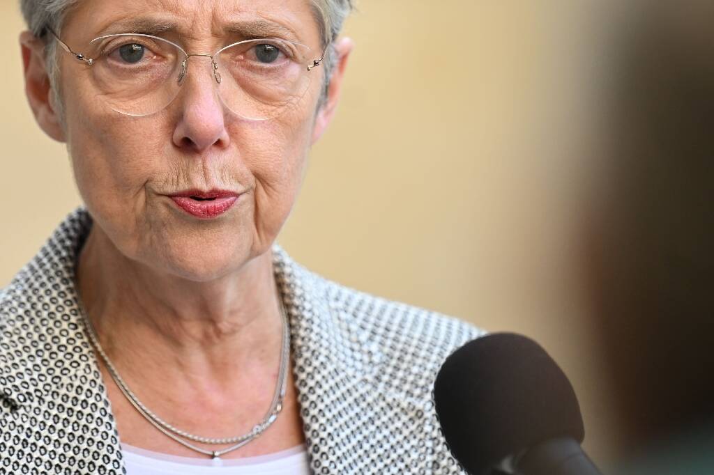 Élisabeth Borne attaque le RN "héritier de Pétain" et accuse LFI de faire "le jeu de l'extrême droite"