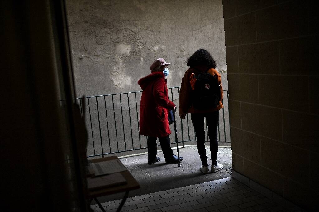 Près de la moitié des aidants de seniors évoquent un impact sur leur santé, selon une étude