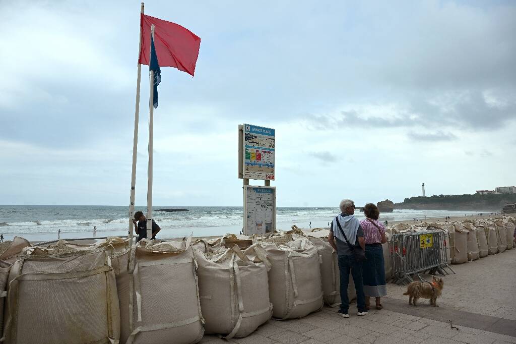La côte atlantique face à une "puissante houle", drapeaux rouges sur les plages