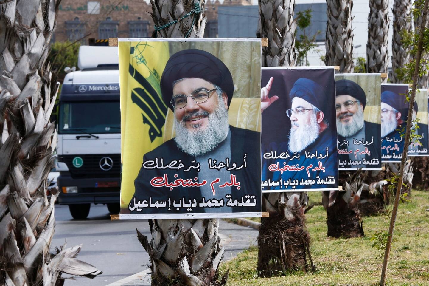 Des portraits du chef du mouvement chiite Hezbollah, Hassan Nasrallah, dans la capitale libanaise, le 14 mai 2022