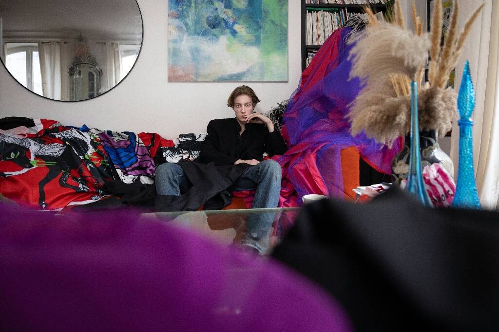 Place à la haute couture ce lundi à Paris, dans un contexte assombri par les émeutes