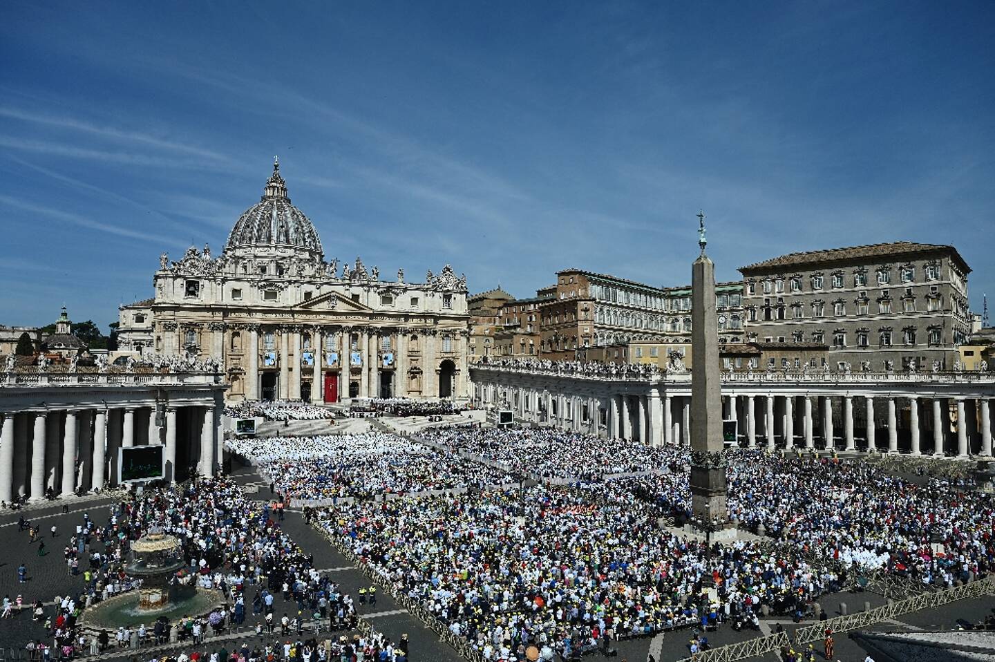 Des milliers de fidèles réunis sur la place Saint-Pierre à Rome pour la canonisation de dix figures de l'Eglise, le dimanche 15 mai 2022