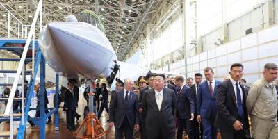À Vladivostok, Kim Jong-un a examiné des armes russes aux côtés du ministre de la Défense