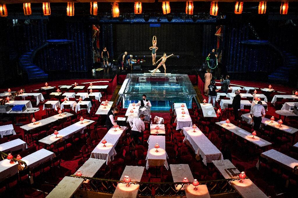 Des serpents dans un spectacle du Moulin Rouge à Paris au coeur d'une polémique